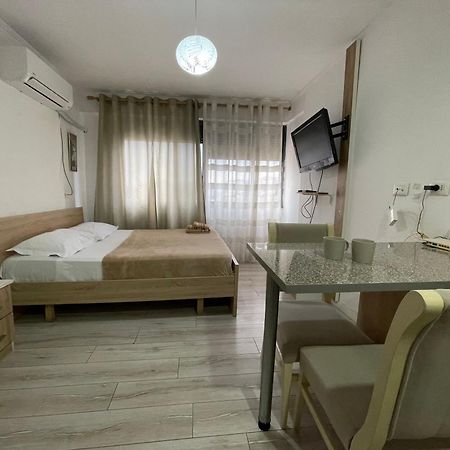 Downtown Modern Studio Apartment Tiranë Luaran gambar