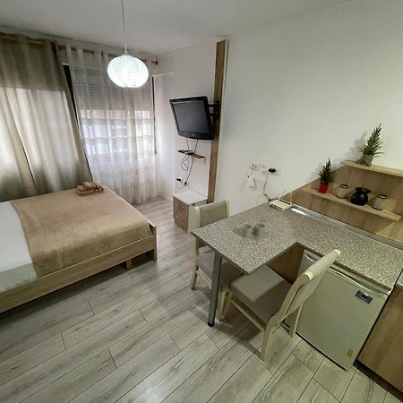 Downtown Modern Studio Apartment Tiranë Luaran gambar