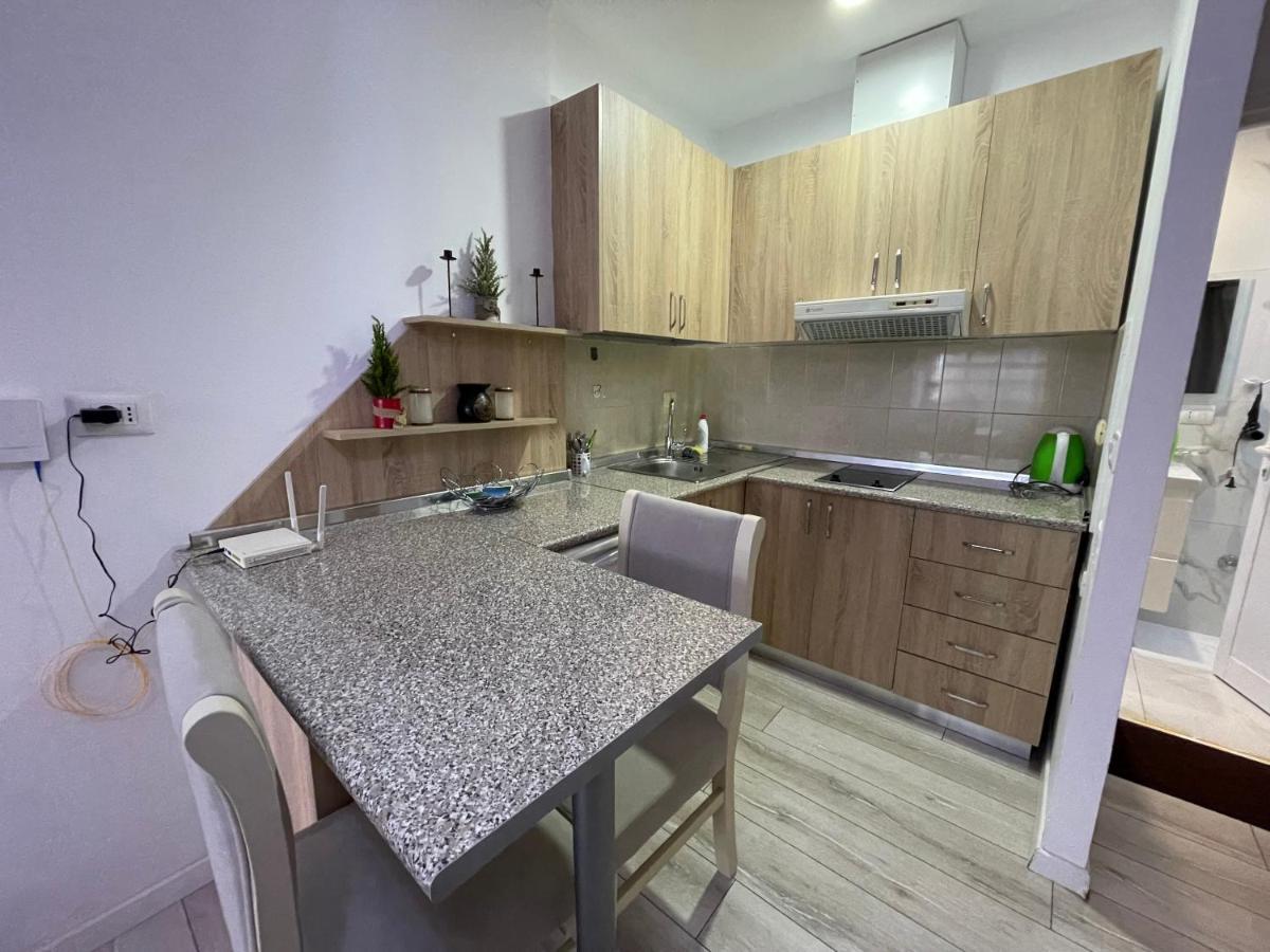 Downtown Modern Studio Apartment Tiranë Luaran gambar