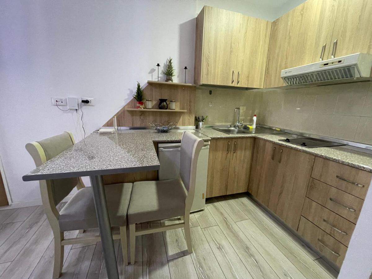 Downtown Modern Studio Apartment Tiranë Luaran gambar