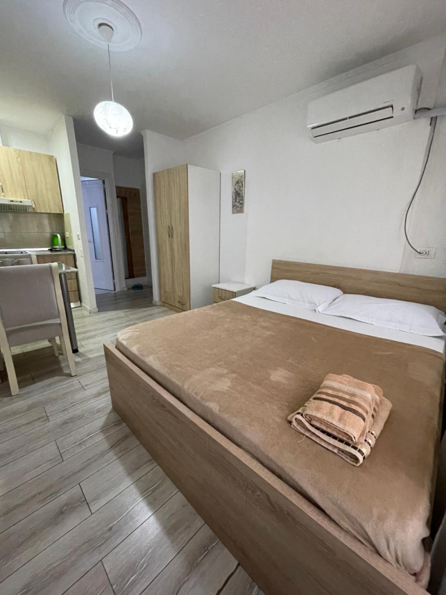 Downtown Modern Studio Apartment Tiranë Luaran gambar