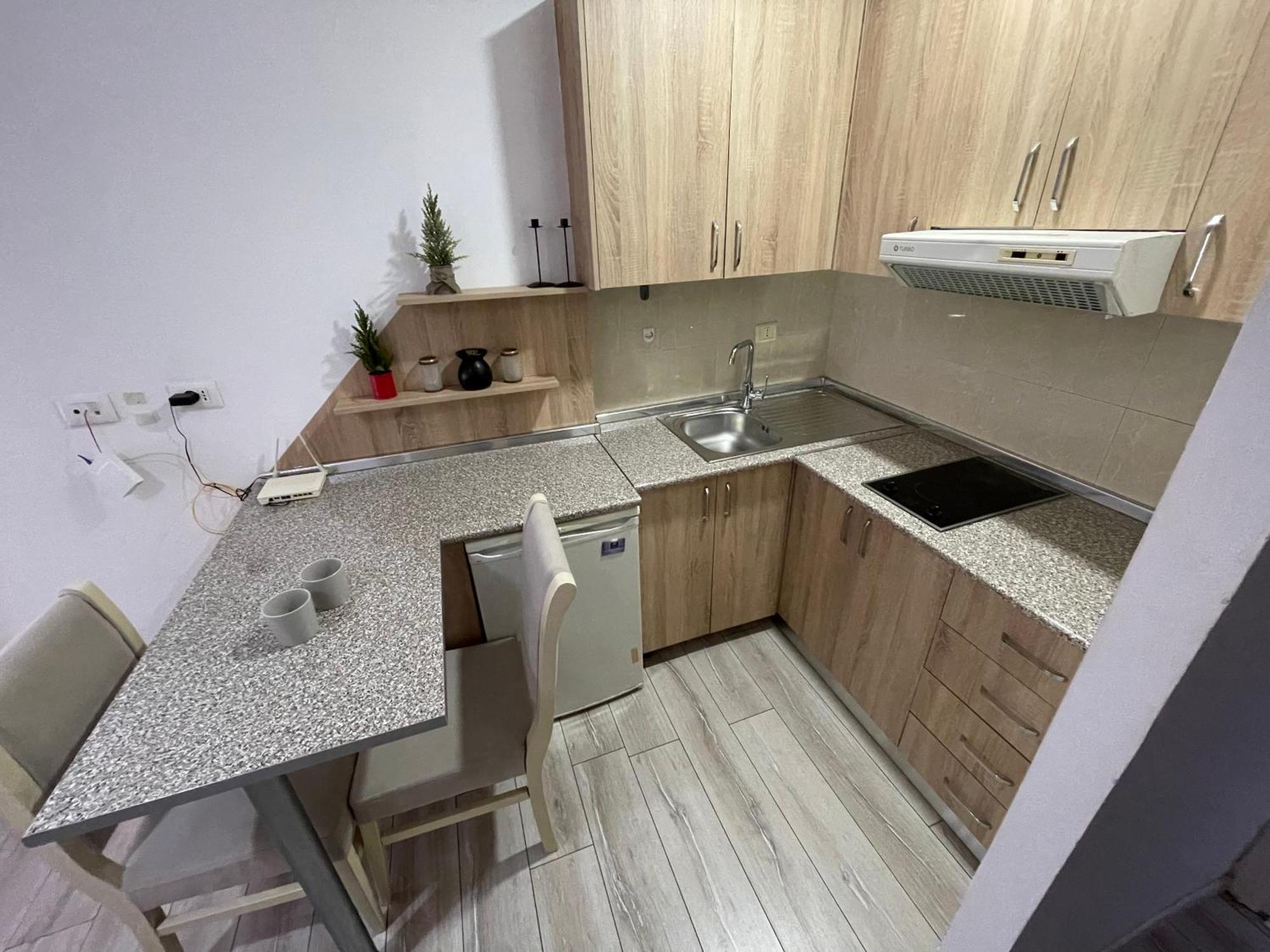 Downtown Modern Studio Apartment Tiranë Luaran gambar