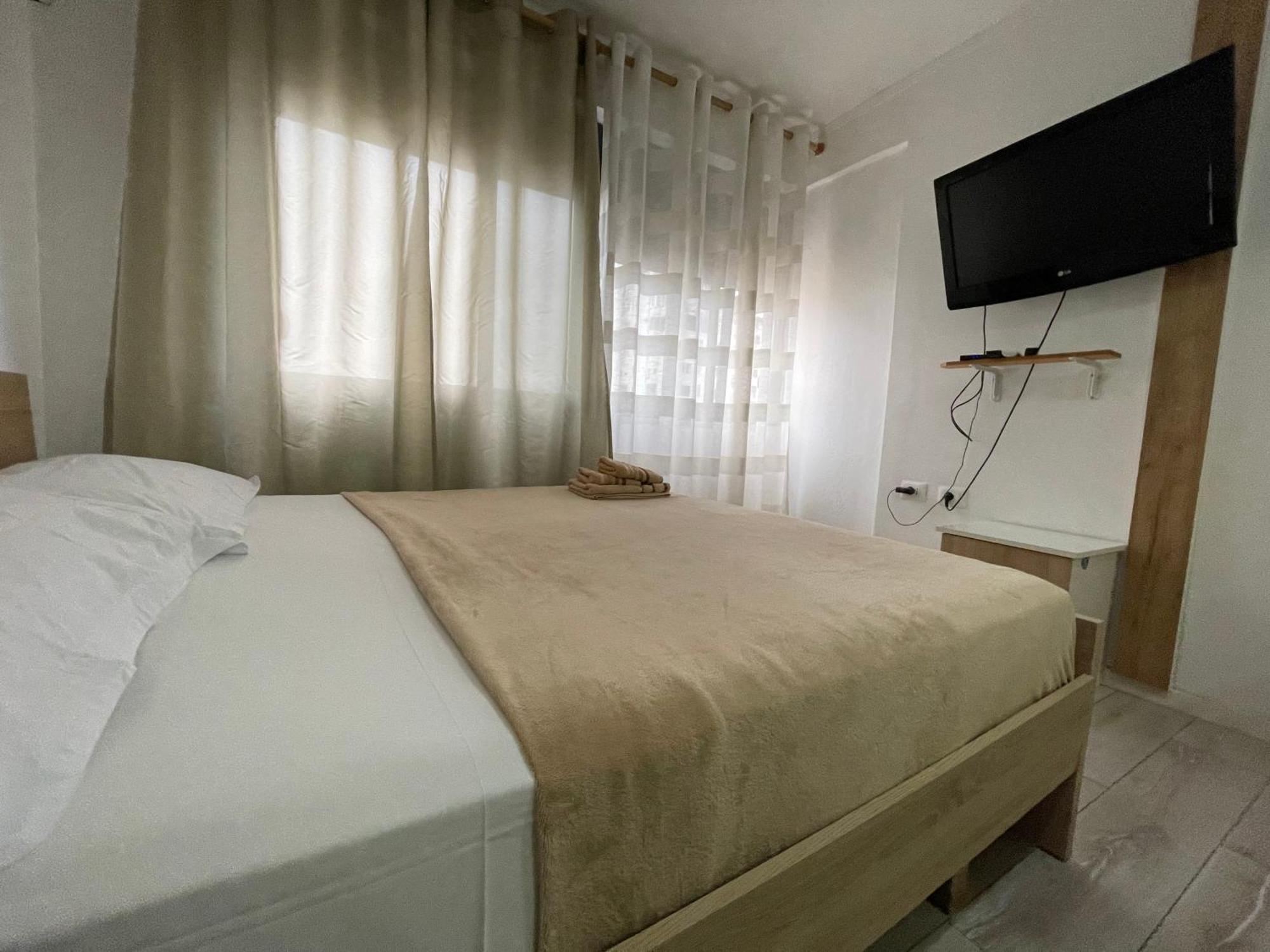 Downtown Modern Studio Apartment Tiranë Luaran gambar