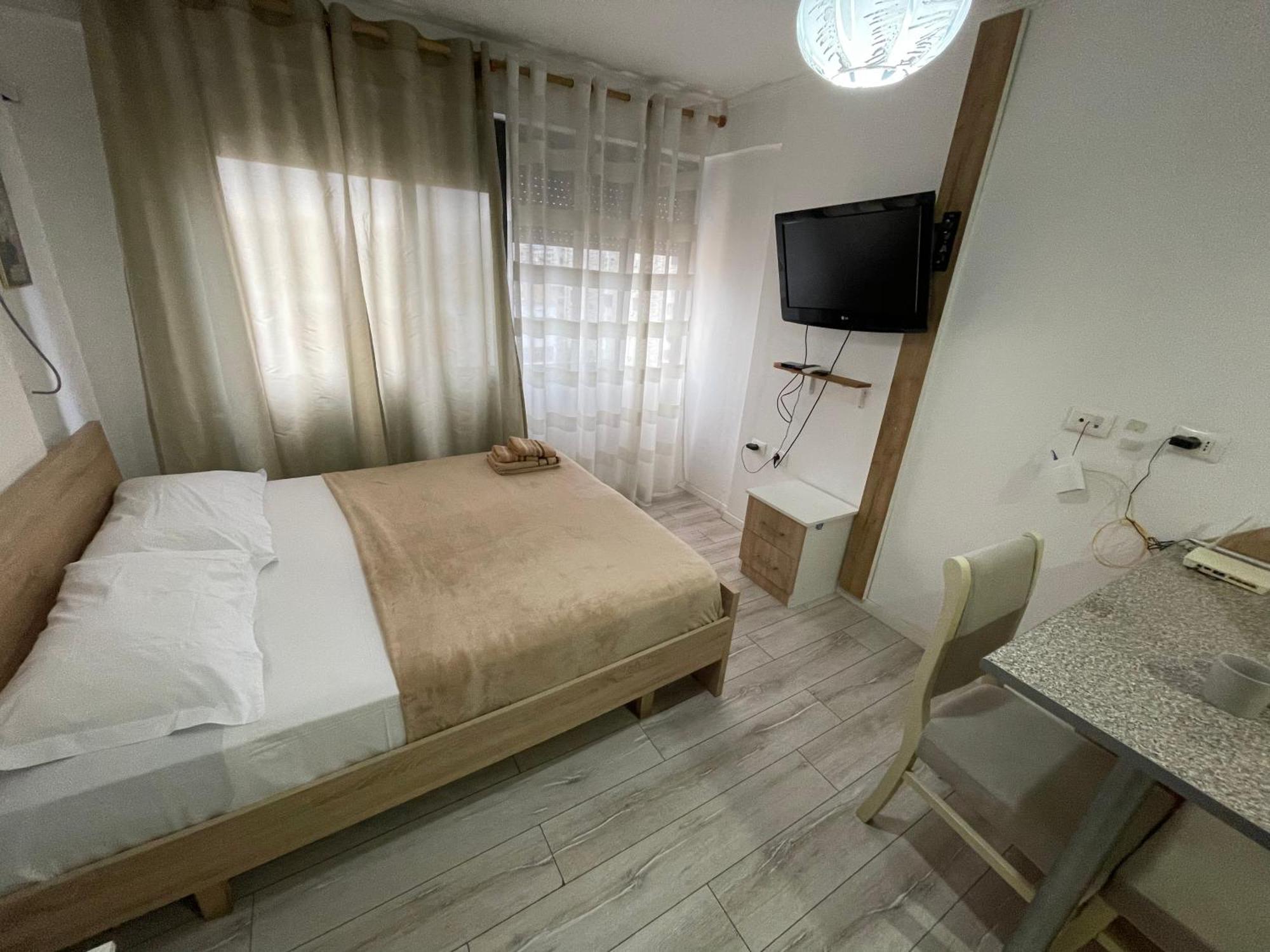 Downtown Modern Studio Apartment Tiranë Luaran gambar